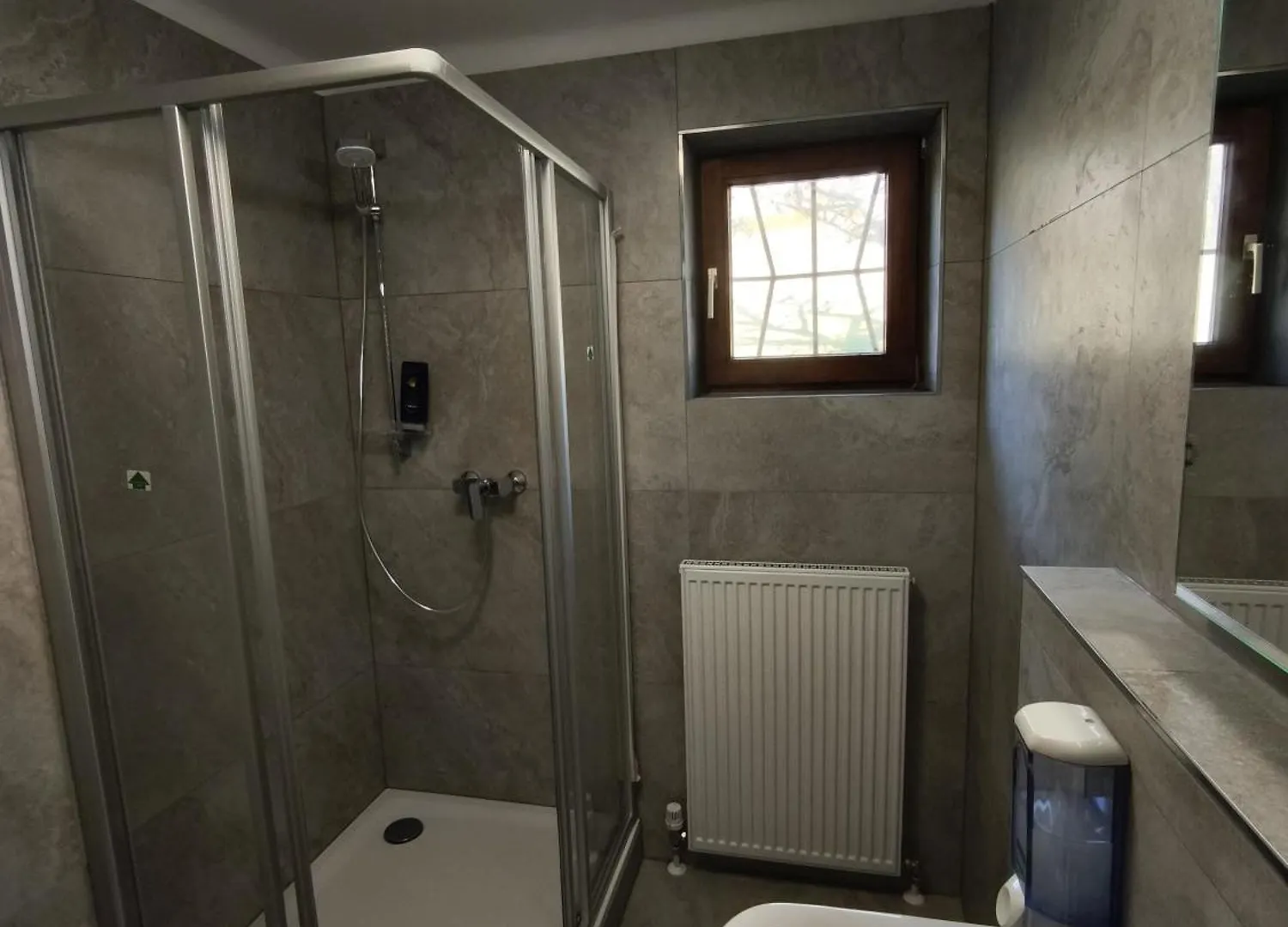 Quaint Room In Modern Flat Innsbruck Homestay