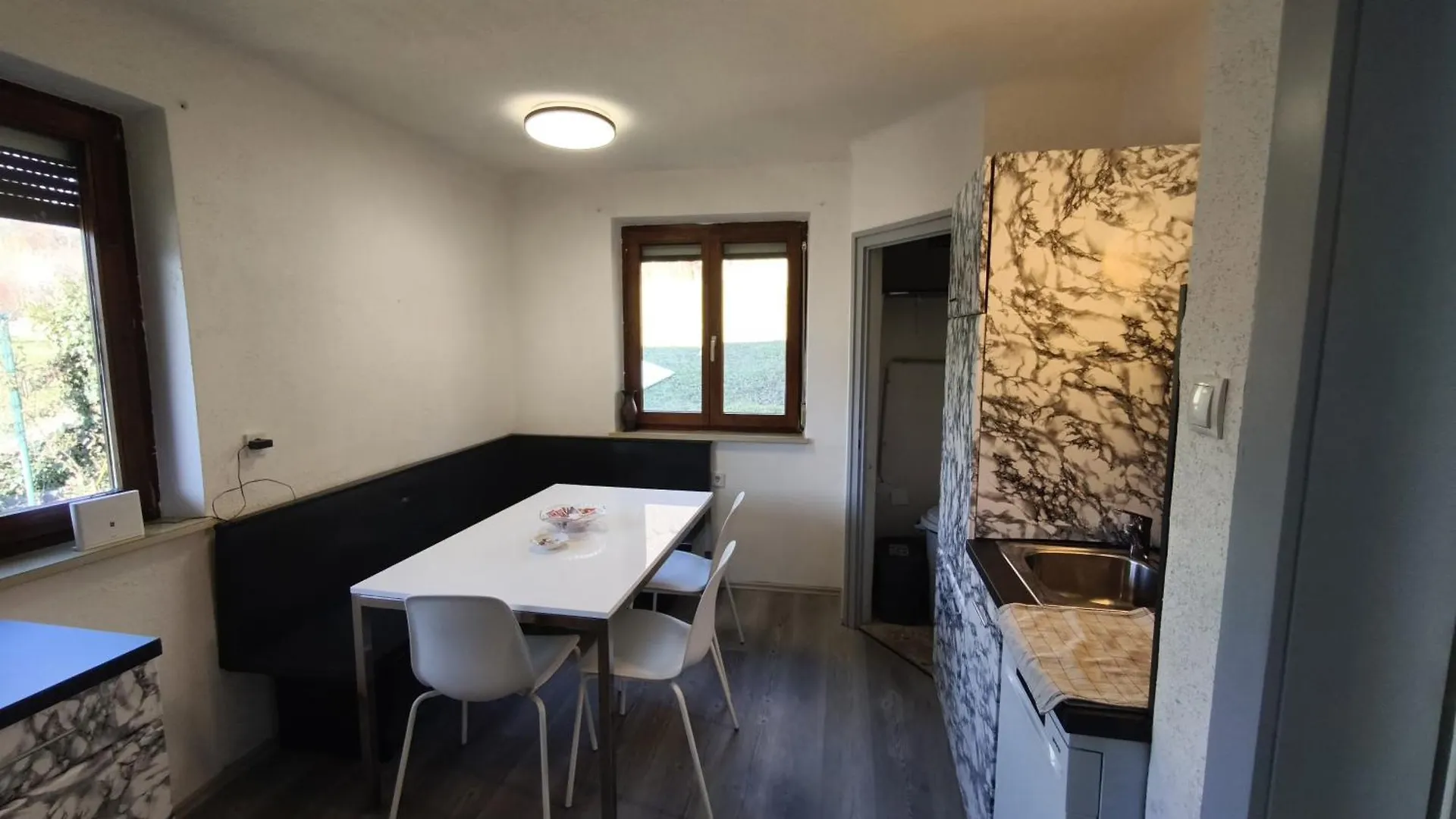 Quaint Room In Modern Flat Innsbruck Homestay